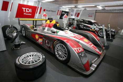 Tom K. vinderraceren Audi R10 TDi med DTM vinderbilen i baggrunden.